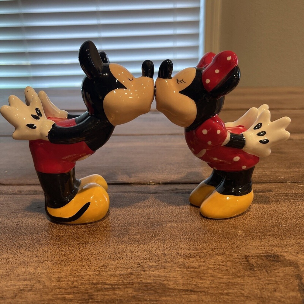 Disney MICKEY & MINNIE MOUSE Salt & Pepper Shakers KISSING SET